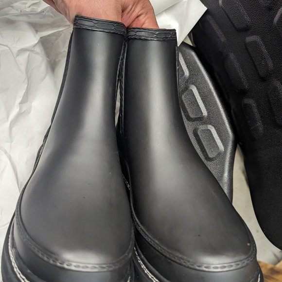 Hunter Black Chelsea Rain Boots display picture 1